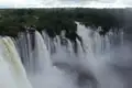 Spektakuläre Ansicht der Wasserfälle mit üppigem Regenwald im Hintergrund.