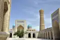 Architektur einer historischen Stätte mit Minarett und Kuppeln.