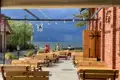 Restaurantterrasse mit Meerblick.