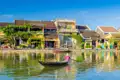 Bootfahrt auf dem Fluss in Hoi An, vorbei an traditionellen Häusern.