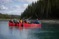 Kanufahrer auf einem Fluss.