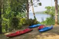 Kajaks bereit für eine Paddeltour auf dem See.