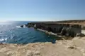 Felsige Küstenformationen am Meer.