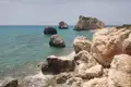 Felsige Küstenlandschaft mit türkisfarbenem Meer.