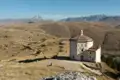 Abgelegene Kirche in einer Berglandschaft.