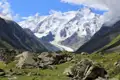 Panorama eines Gletschers und schneebedeckter Bergspitzen.