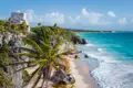 Blick auf die Maya-Ruinen von Tulum an der mexikanischen Küste.