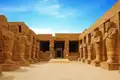 Eine Reihe von Statuen im Tempel von Karnak, die Teil einer kulturellen Reise durch Ägypten sind.