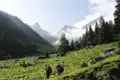 Wanderer auf dem Weg zu einer Berghütte in den Bergen.