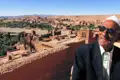 Ein lokaler Bewohner vor der Kulisse der historischen Lehmbausiedlung.