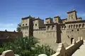 Traditionelle Lehmarchitektur mit verzierter Fassade und Türmen.