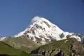 Majestätischer Berg mit schneebedecktem Gipfel.