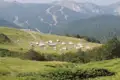 Hütten in einer Berglandschaft