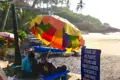 Verkäufer am Strand bietet handgemachte Bambusstrohhalme als nachhaltige Alternative zu Plastik an.