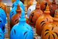 Keramiklampen in verschiedenen Farben, ausgestellt auf einem Markt.