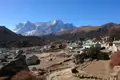 Bergdorf im Himalaya mit Blick auf die schneebedeckten Gipfel.