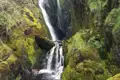 Moosbedeckte Felsen und Wasserfall