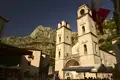 Kirche mit zwei Glockentürmen und einem Berg im Hintergrund.