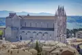 Der Dom von Orvieto, eine beeindruckende Kathedrale in Italien, mit seiner charakteristischen Fassade aus schwarz-weißen Marmorstreifen.