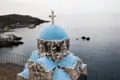 Blau-weiße Kapelle an der Küste mit Blick auf das Meer.