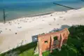 Ruine am Strand mit Blick auf das Meer.