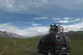 Van mit Fahrrädern auf dem Dach in bergiger Landschaft