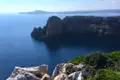 Felsige Küstenlinie mit Blick auf das Meer.