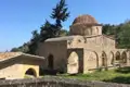 Historisches Gebäude mit Kuppeldach und Bögen, möglicherweise eine Kirche oder Kloster.