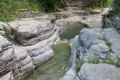 Fließendes Wasser in einer Schlucht mit ausgeprägten Felsformationen.