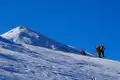 Skitourengeher besteigen einen Berg im Schnee.