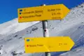 Wegweiser mit Richtungs- und Zeitangaben zu Lumbardhi Spring, Konjushka Peak und Bistra Peak in einer Höhe von 2120m.