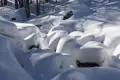 Dicke Schneedecke auf der Landschaft.