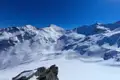 Panorama der verschneiten Berglandschaft.