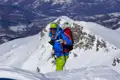 Skitourengeher auf einem verschneiten Berggipfel.