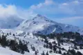 Verschneite Berglandschaft im Winter.