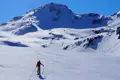 Skitourengeher auf Tour in den verschneiten Bergen.