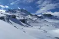 Verschneite Berge unter blauem Himmel.