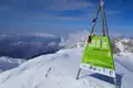 Gipfelschild auf dem 2764m hohen Korab, dem höchsten Berg Nordmazedoniens.