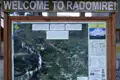 Karte des Korabi Mountain Trails in Radomire mit Markierungen des Wanderwegs, Höhenprofilen und einer Übersicht der Region. Die Karte zeigt den Verlauf des Trails und gibt Informationen über den Parku Natyror Korab-Korenik.