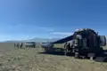 Reisegruppe während einer Pause mit Fahrzeugen und Lager.