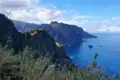 Felsige Küste mit Blick auf das Meer.