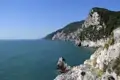 Felsige Küste mit Blick auf das Meer.