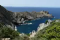 Felsige Küstenformationen und blaues Meer.