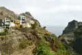 Terrassierte Hänge und Häuser an der Küste.