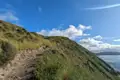 Wanderweg an der Küste mit Blick auf das Meer.