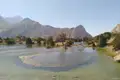 Idyllischer Bergsee inmitten einer felsigen Landschaft.