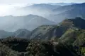 Terrassierte Hänge und ein Dorf in den Bergen.