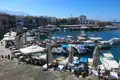 Hafen mit Booten und Restaurants
