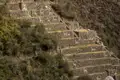 Terrassenförmige landwirtschaftliche Anlagen, die in den Berghang gebaut wurden.