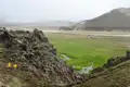 Wanderer auf einem moosbewachsenen Felspfad in Island.
